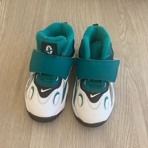 Ken Griffey Jr. Sneakers. SZ 9. EXCELLENT CONDITION.